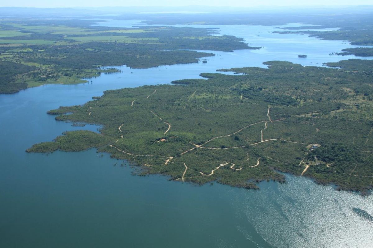 O maior lago do Brasil em volume de água, com cerca de 1.784 km², fica em Goiás e é cercado por paisagens deslumbrantes