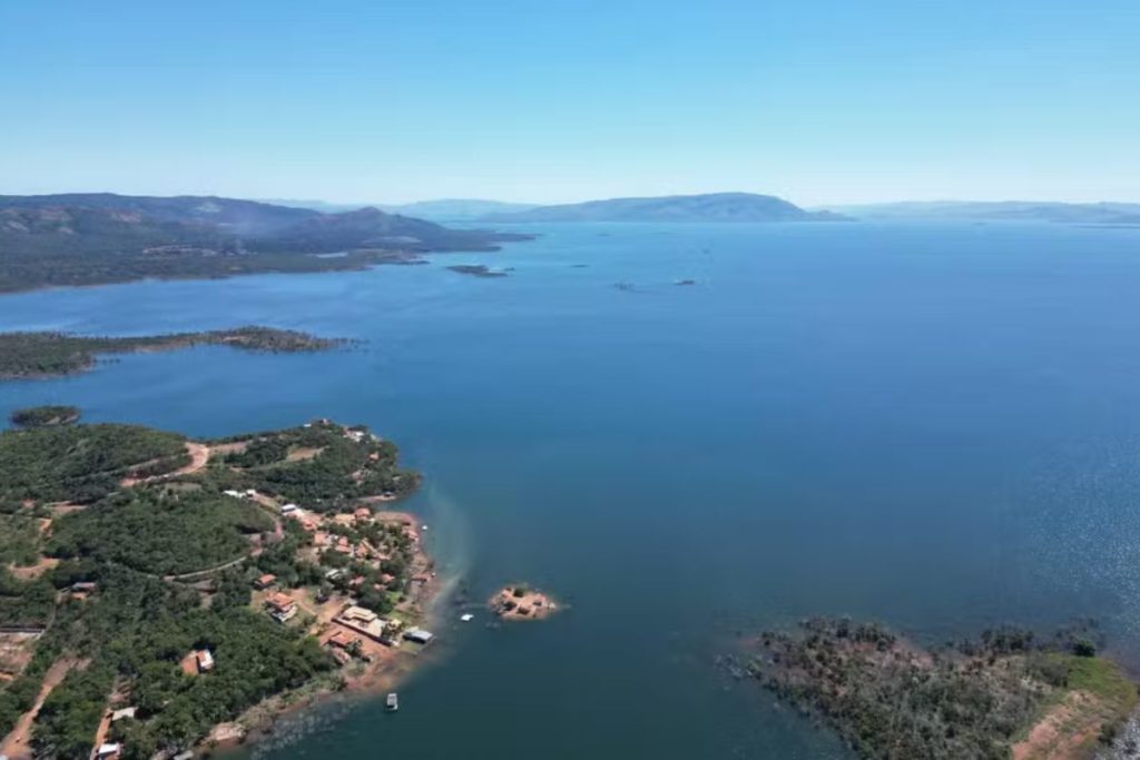 O maior lago do Brasil em volume de água, com cerca de 1.784 km², fica em Goiás e é cercado por paisagens deslumbrantes