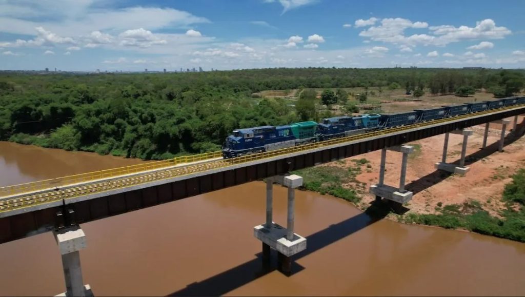 A maior obra ferroviária do Brasil está avançando 1 km por dia e vai mudar a logística do agro e o preço da comida que chega na mesa