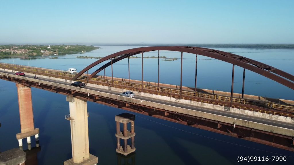 A ponte em que se entra pelo lado errado para sair pelo lado certo e que é a única no Brasil com trens passando no meio e carros nos dois lados
