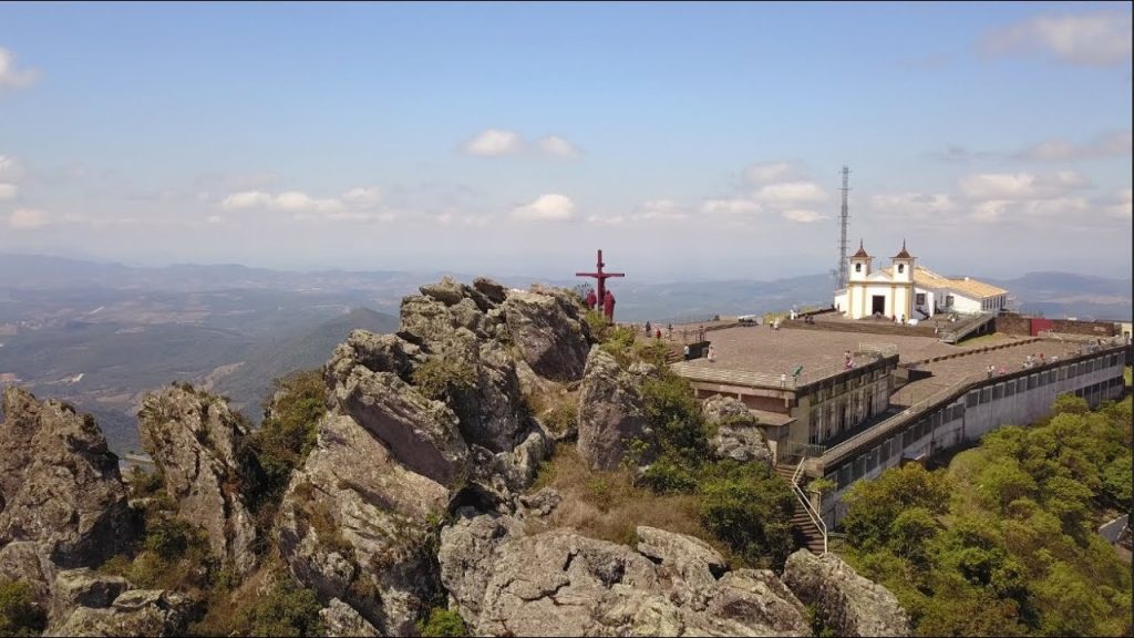Conheça a basílica que fica à 1.746 metros de altura e tem a vista mais bonita do Brasil