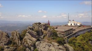 Conheça a basílica que fica à 1.746 metros de altura e tem a vista mais bonita do Brasil