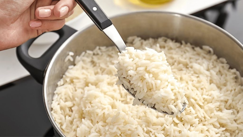 colocando vinagre no arroz para ficar mais soltinho