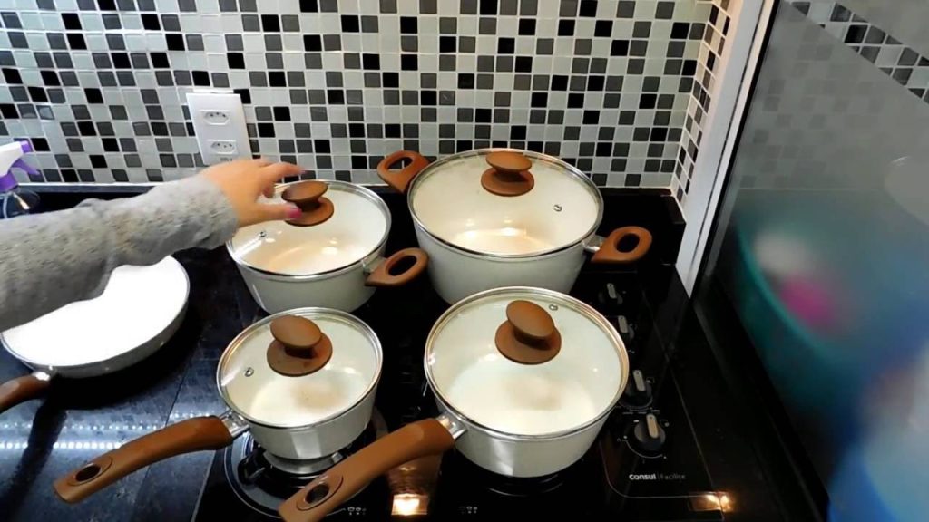 Não é panela de alumínio nem de barro: a nova queridinha das cozinhas que conserva melhor o sabor dos alimentos e cozinha mais rápido