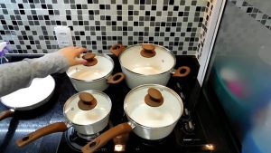 Não é panela de alumínio nem de barro: a nova queridinha das cozinhas que conserva melhor o sabor dos alimentos e cozinha mais rápido