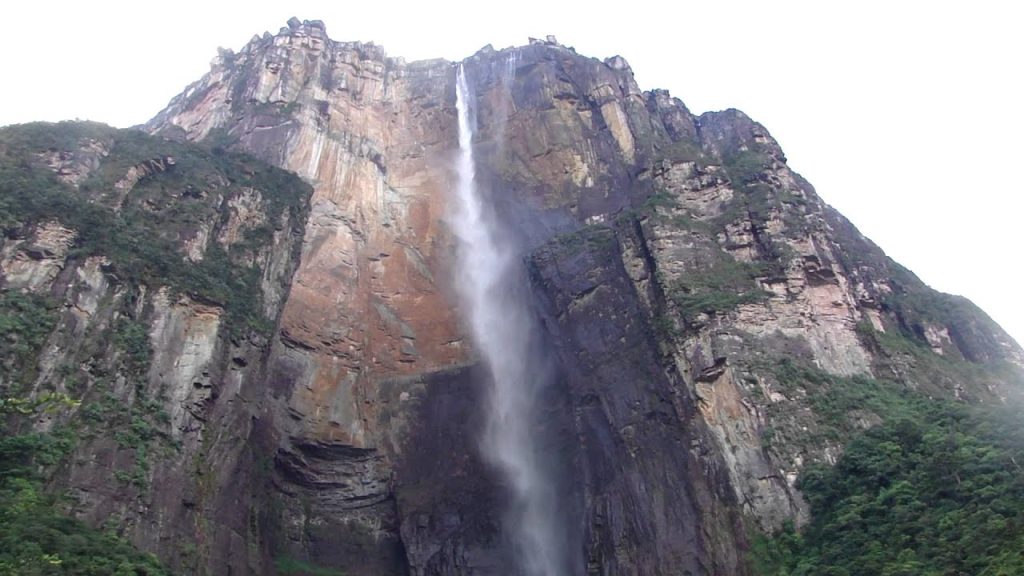 A maior cachoeira do mundo, com impressionantes 979 metros de altura total e 807 metros de queda ininterrupta, pode ser visitada por brasileiros