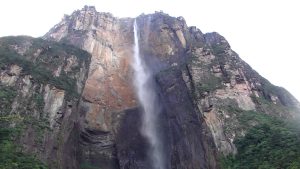 A maior cachoeira do mundo, com impressionantes 979 metros de altura total e 807 metros de queda ininterrupta, pode ser visitada por brasileiros