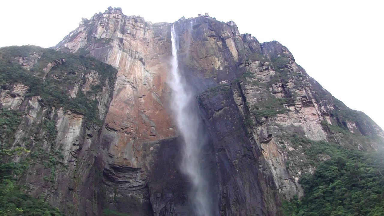 A maior cachoeira do mundo, com impressionantes 979 metros de altura total e 807 metros de queda ininterrupta, pode ser visitada por brasileiros