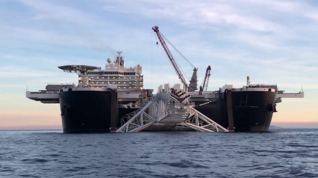 O maior navio de construção do mundo: gigante levanta plataformas de petróleo em poucos segundos