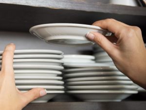 Adeus pratos empilhados: método japonês deixa o armário mais bonito e funcional