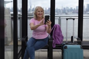 Idosos têm direito a viajar de graça pelo Brasil, mas poucos sabem