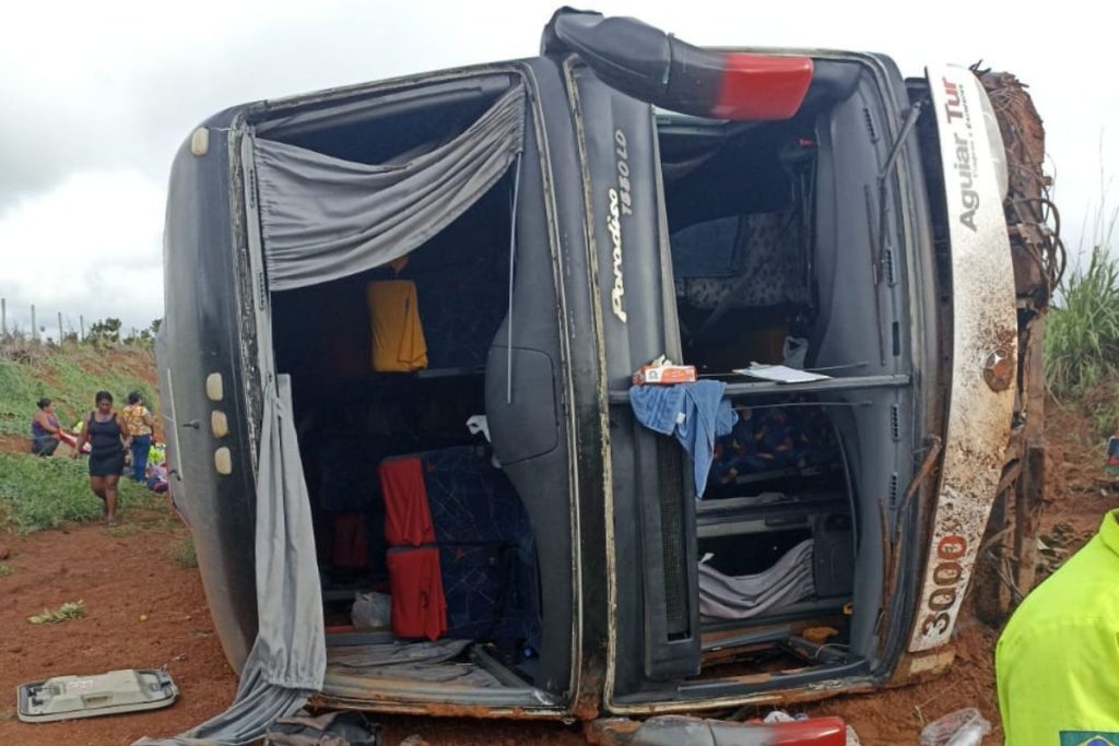 Ônibus capota na BR-050 e deixa 48 vítimas no interior de Goiás