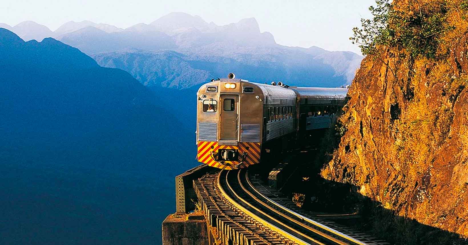 Um dos 10 passeios de trem mais lindos do mundo fica no Brasil, cruzando pontes altíssimas e vistas maravilhosas