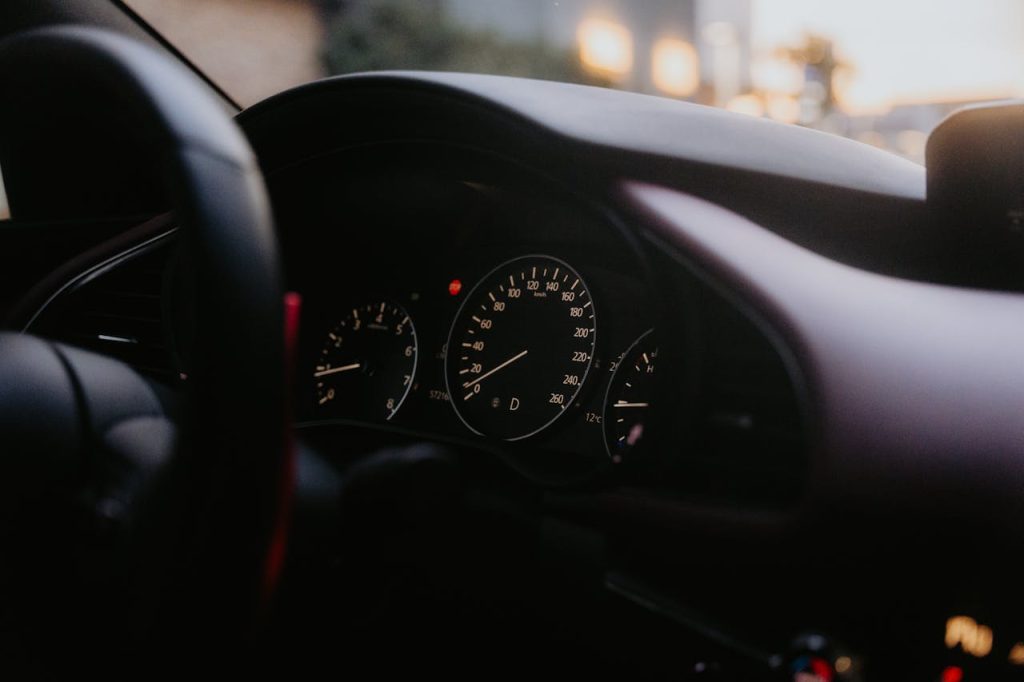 Se existe limite de velocidade, por que os carros saem de fábrica capazes de ir além?