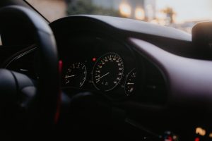 Se existe limite de velocidade, por que os carros saem de fábrica capazes de ir além?