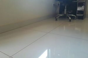 O truque das avós para deixar o piso brilhando sem usar cera com item que todos têm em casa