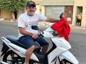 Pais de alunos se unem e dão presente especial para porteiro de escola: "uma pessoa de coração nobre"