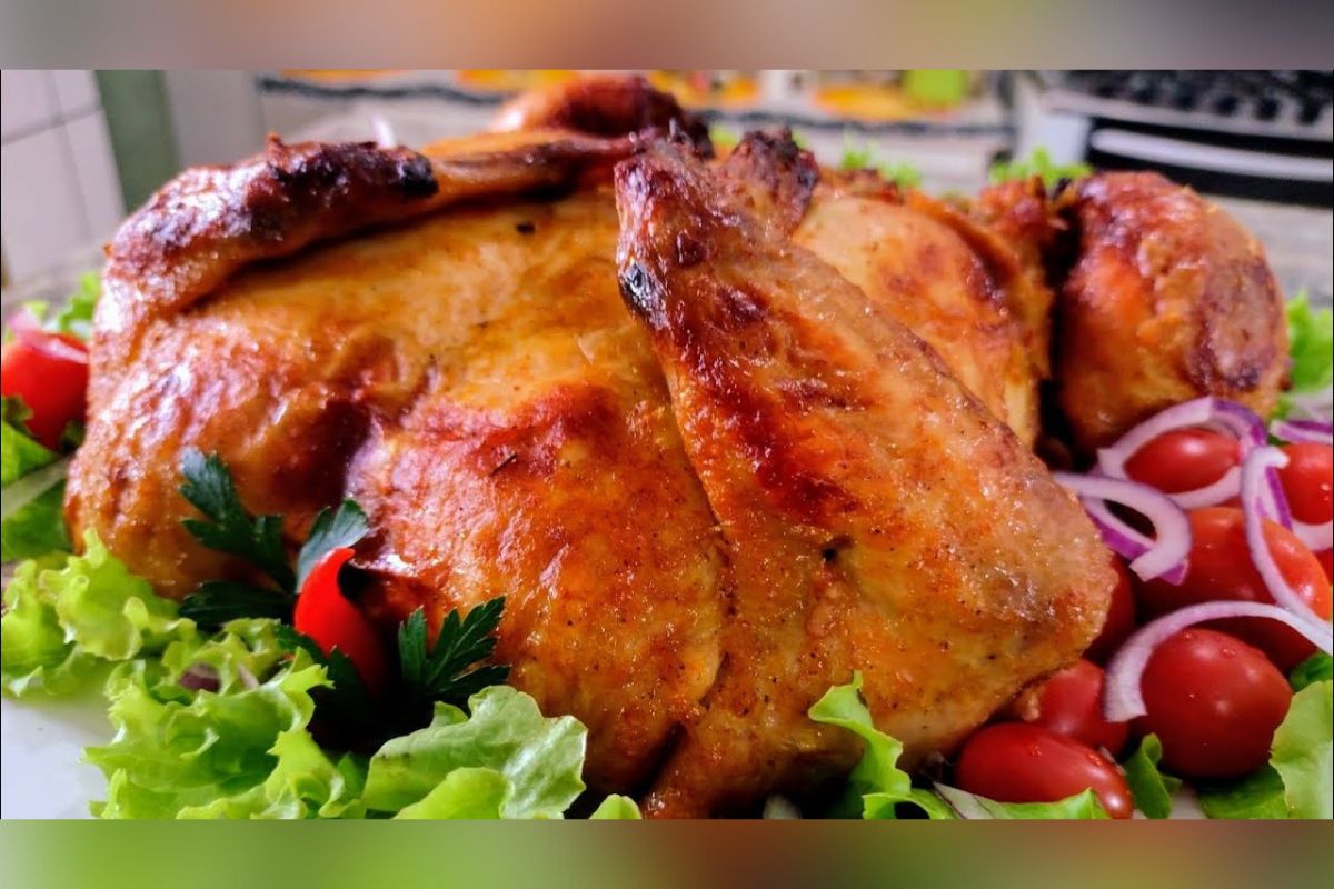 Frango desossado e recheado com bacon, calabresa e queijo é uma das melhores opções de receita para o Natal