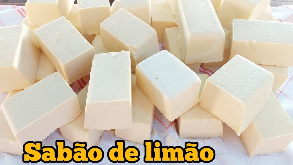 O sabão caseiro de limão que tem feito sucesso por deixar um brinco vasilhas engorduradas e roupas muito sujas