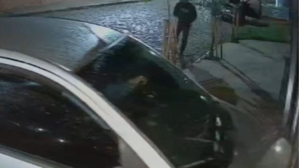 Mulher foi morta a tiros enquanto chegava em casa.