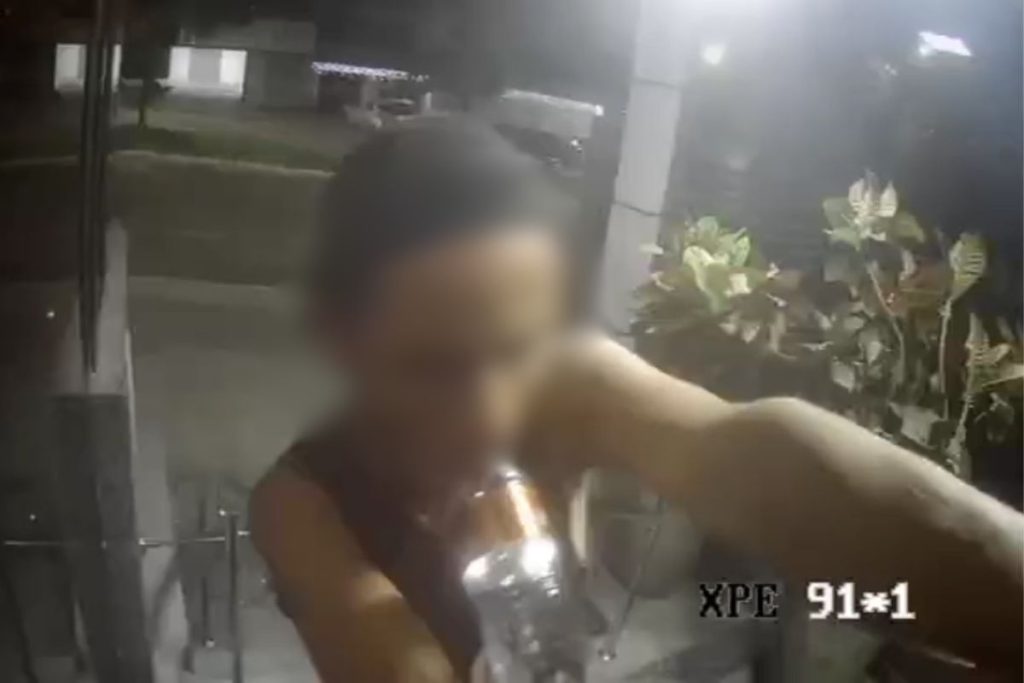 Vídeo flagra homem tentando invadir prédio em Goiânia e danificando sistema de segurança