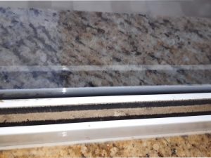 É por isso que muitas donas de casa estão passando vinagre nos trilhos das janelas