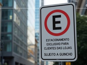 O que diz a lei sobre estacionar em vagas de comércio “exclusivas para clientes”
