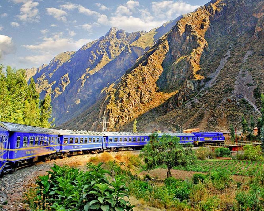 Entre vales, rios e montanhas, uma das viagens de trem mais bonitas do mundo pode ser feita por brasileiros