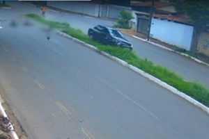 Homens morrem após acidente entre carro e moto em Goiânia; câmera registrou colisão