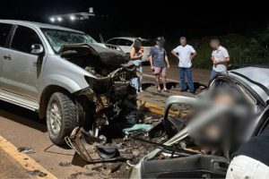 Colisão frontal entre Parati e Hilux mata dois e deixa família ferida em rodovia de Goiás