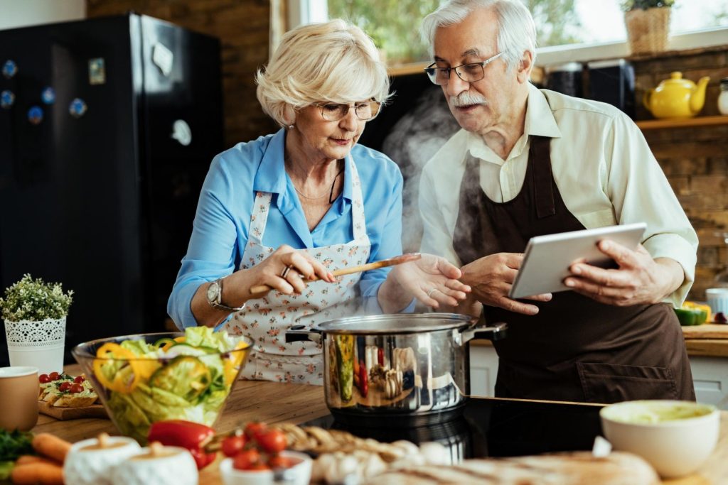idosos cozinhando alimentos bons para a memória