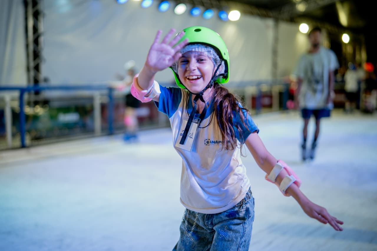 Reta final para aproveitar pista de patinação de gelo na Praça Bom Jesus, em Anápolis