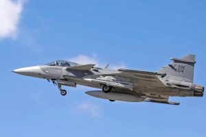 Gripen FAB 4104 decolando armado com míssil MBDA Meteor. (Foto: FAB)