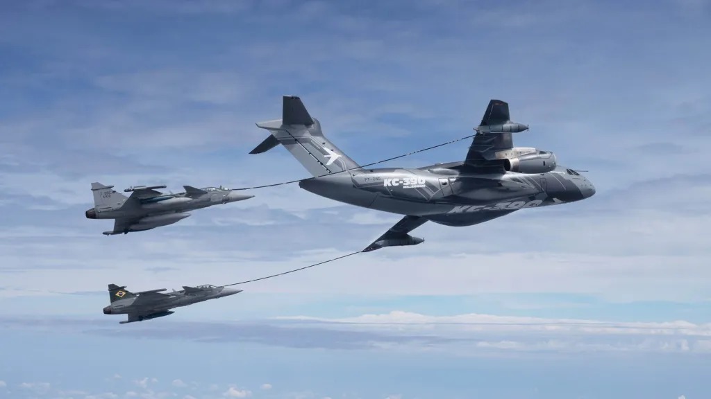 Reabastecimento em voo entre os F-39 Gripen e o KC-390 Millennium.