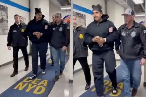 Nicolás Maduro caminhando algemado em uma unidade da Agência Antidrogas dos Estados Unidos (DEA).