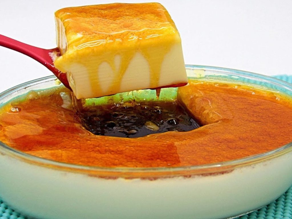 Sem forno e sem ovos: pudim na travessa delicioso e prático