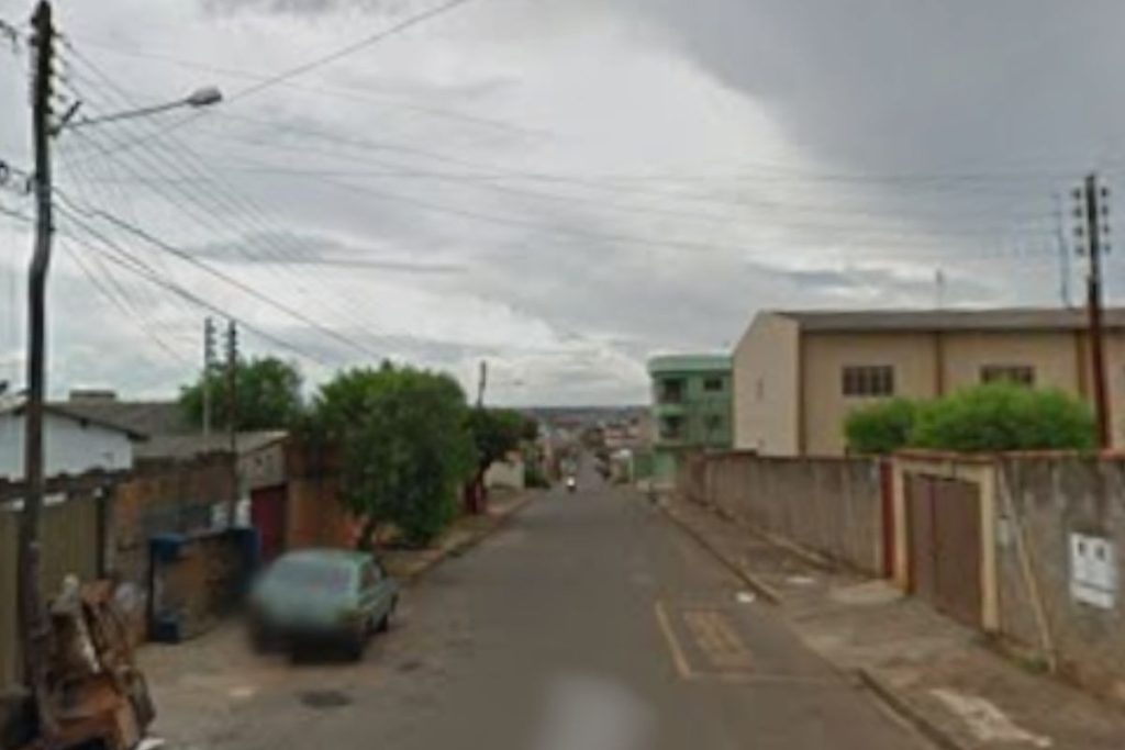 Sob efeito de álcool e drogas, jovem ameaça incendiar casa e agride tios em Anápolis