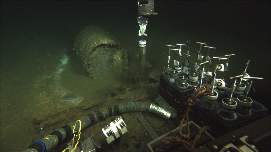 EUA jogaram 27 mil barris de resíduos radioativos no mar e descoberta preocupa cientistas