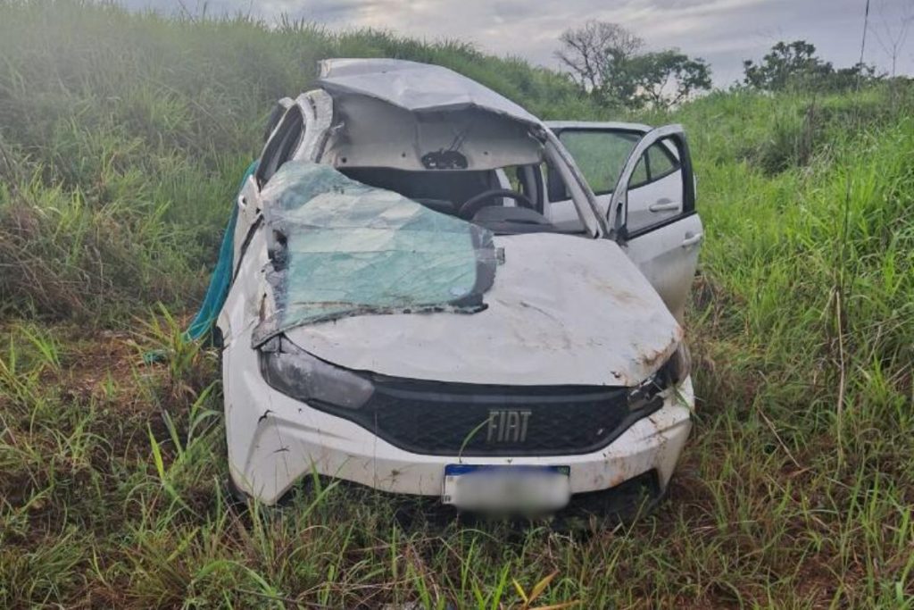 Adolescente morre e outras quatro pessoas ficam feridas após capotamento em Catalão
