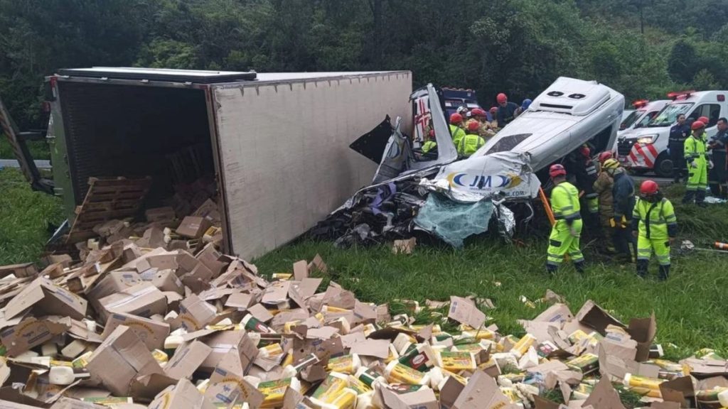 Seis morrem e 16 ficam feridos após carreta atingir van na BR-116 no Paraná