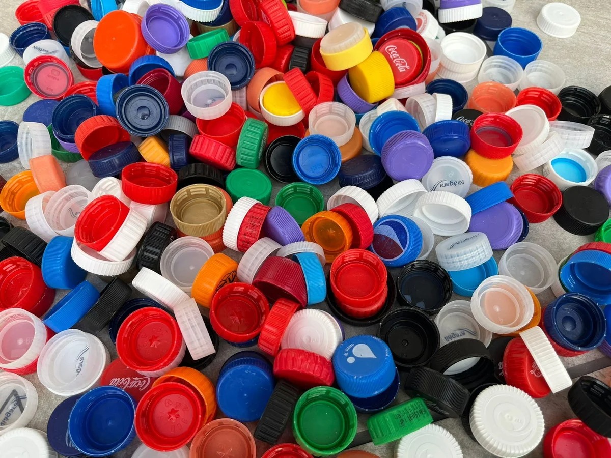 Se você tem tampinhas de refrigerante em casa, tem um tesouro: entenda como elas podem ser úteis