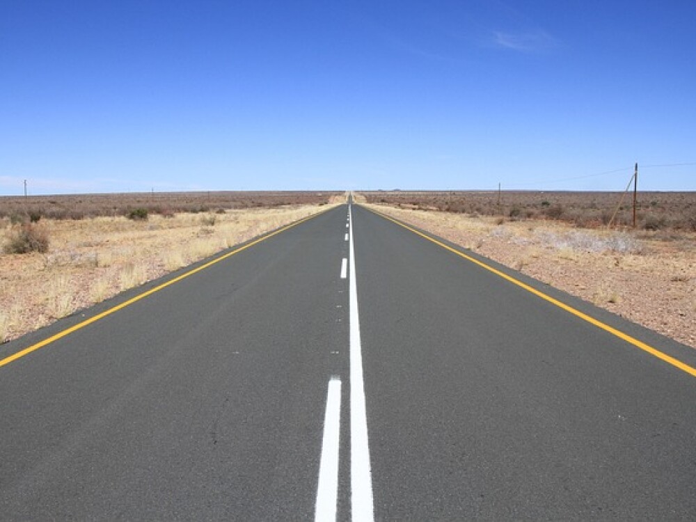 Maior estrada em linha reta do mundo tem 240 km, corta o deserto e parece não ter fim