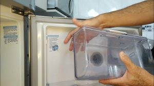 O truque das garrafas d’água na geladeira vai fazer você parar de pagar caro na conta de energia