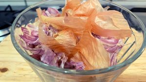 Casca de cebola e alho não é lixo: chefs ensinam tempero especial para deixar a comida mais gostosa