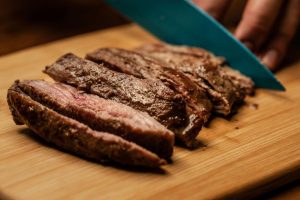 Carne bem passada: motivos para você evitar esse hábito e pouca gente sabe, segundo nutricionistas