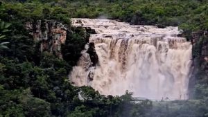 Professor mostrou como a cachoeira do Salto Corumbá ficou após aumento de vazão.