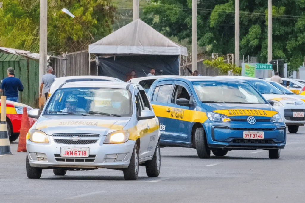 Novas regras da CNH reduziram exigências e fizeram autoescolas baixar preços, com pacotes básicos a partir de R$ 240