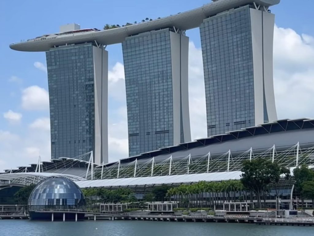 Prédio desafia a engenharia ao sustentar mais de 7 mil toneladas a 200 metros de altura