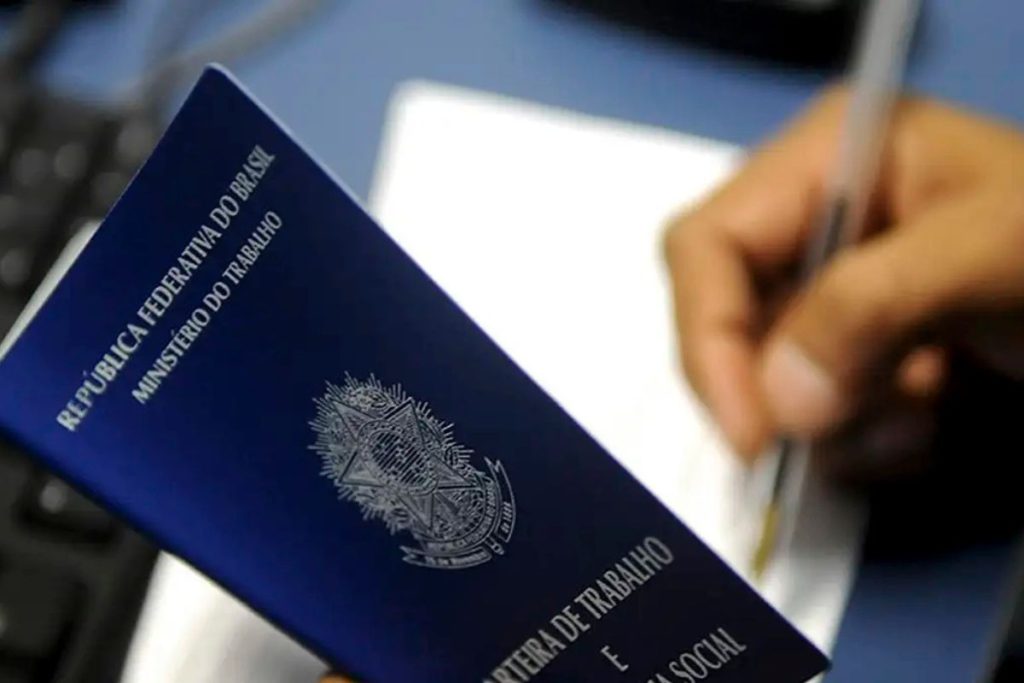 Trabalhadores com carteira assinada têm direito a receber auxílio-alimentação mesmo em home office e muitos não sabem como exigir