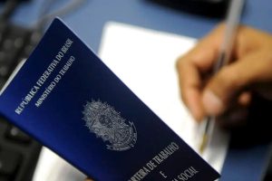 Trabalhadores com carteira assinada têm direito a receber auxílio-alimentação mesmo em home office e muitos não sabem como exigir